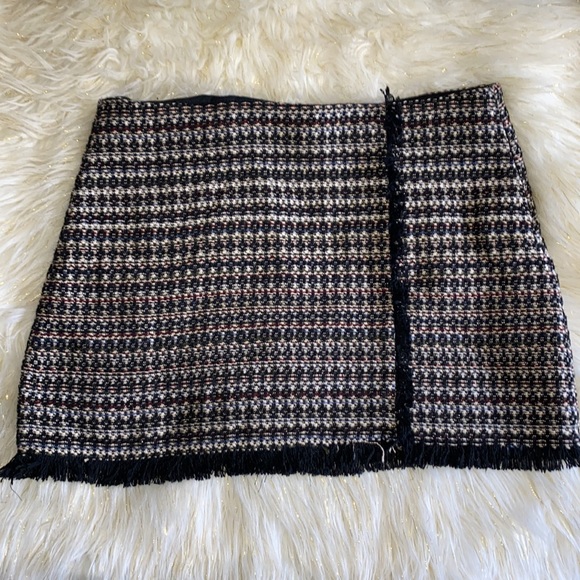 ZARA Tweed Mini Skirt with Frayed Bottom - Picture 4 of 9